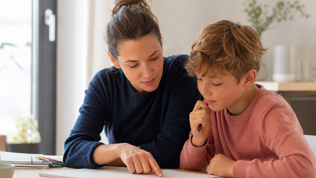 Un parent en situation d'apprentissage avec son enfant